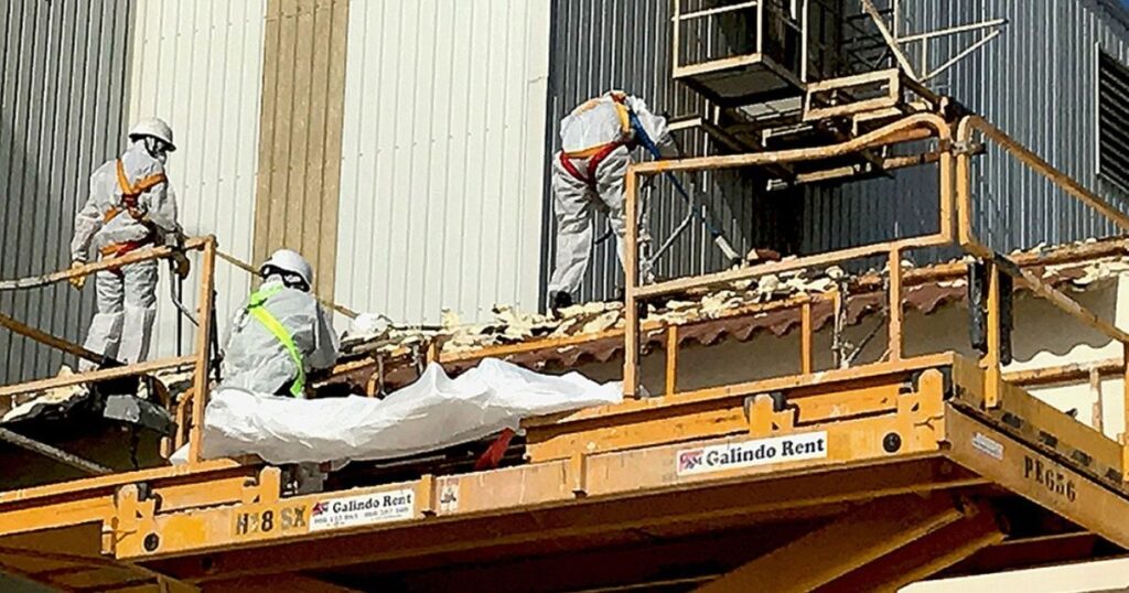 L'équipe d'ingea innova à l'œuvre pour le désamiantage