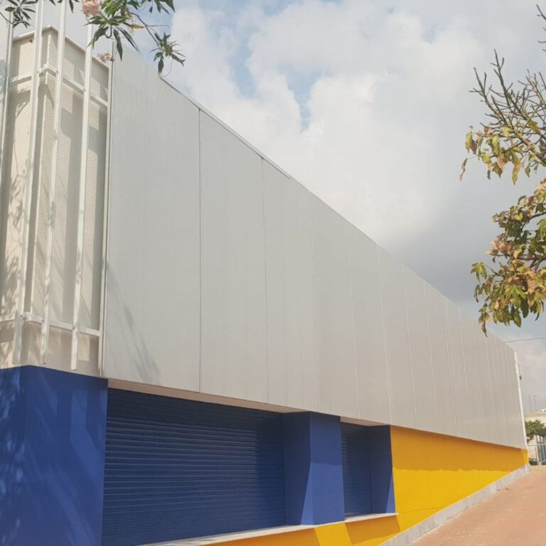 Fachada metálica – Edificio universitario